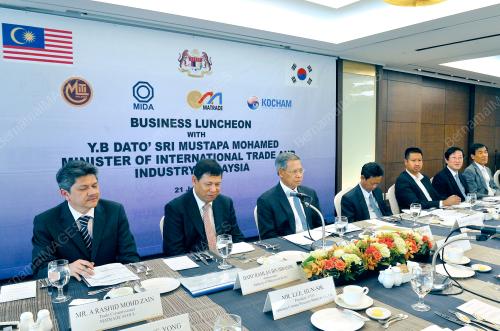 DATUK SERI MUSTAPA MOHAMAD