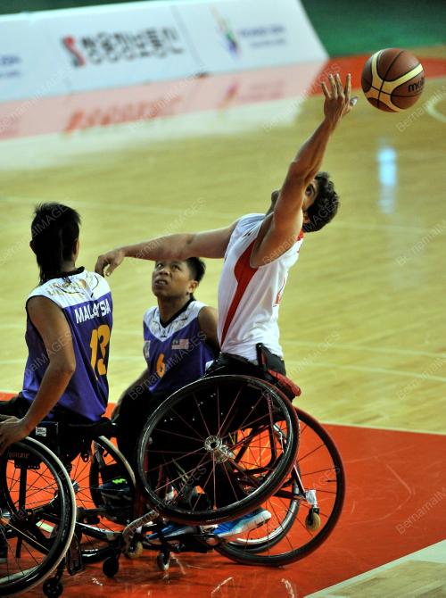 KOR03_17102014_BOLA_KERANJANG