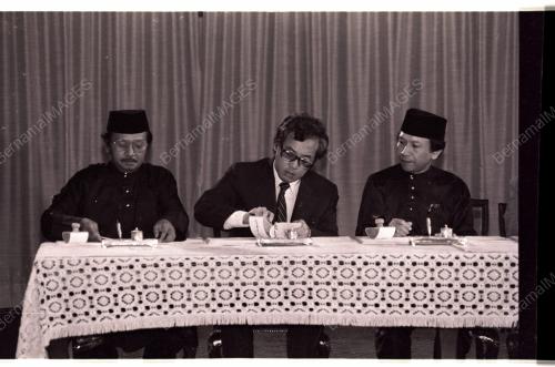KabinetBaruAngkatSumpah_05_30041982