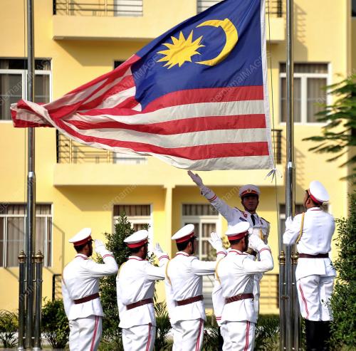 LAO06_11122012_BENDERA