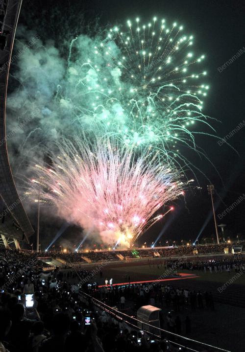 LAO06_12122012_FIREWORK