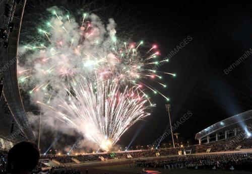 LAO07_12122012_FIREWORK1