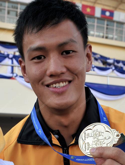 LAO14_15122012_OLAHRAGA