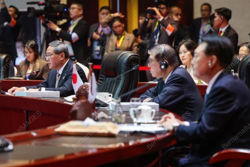 SIDANG KEMUNCAK ASEAN CAMPUR TIGA