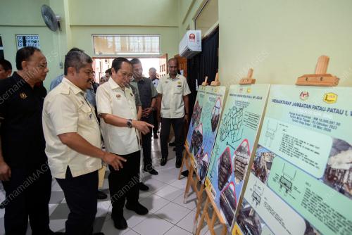 DATUK SERI DR AHMAD MASLAN