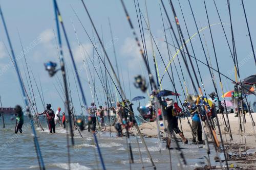MEMANCING PESISIR PANTAI