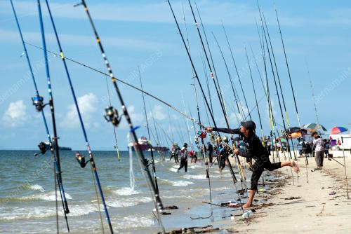 MEMANCING PESISIR PANTAI