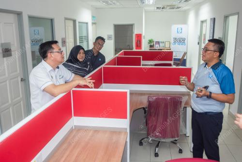 NIK KAMARUZAMAN NIK HUSIN