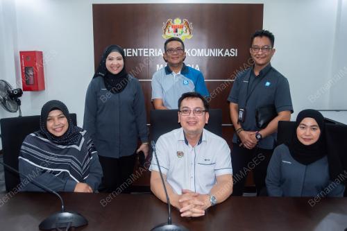 NIK KAMARUZAMAN NIK HUSIN