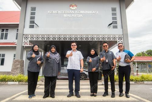NIK KAMARUZAMAN NIK HUSIN