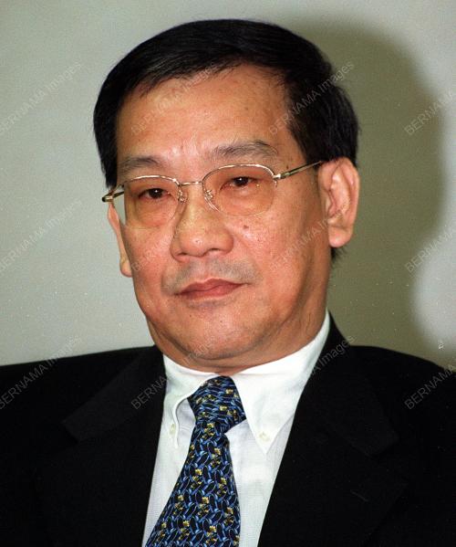 LEE_KOK_YONG_MD_GPA_HOLDING_15072000