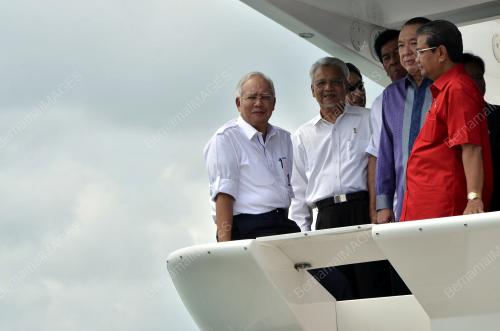 LGK013_10112013_MENINJAU_TAPA