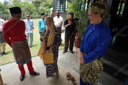 LGK01_11082019_HEZRI_ADNAN