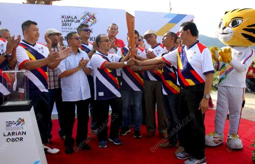 LGK01_17062017_PENYERAHAN_OBOR