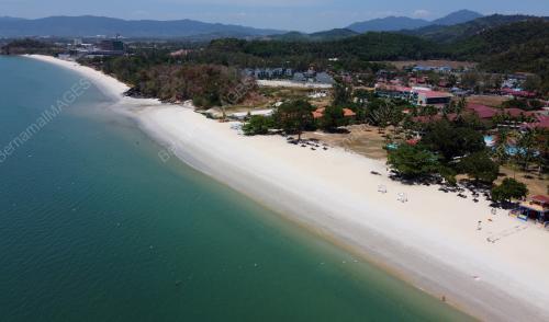 PANTAI TENGAH