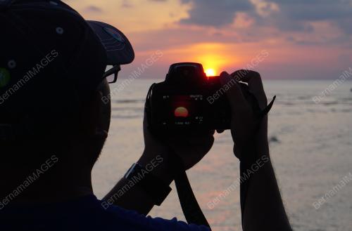 PEMANDANGAN MATAHARI TERBENAM
