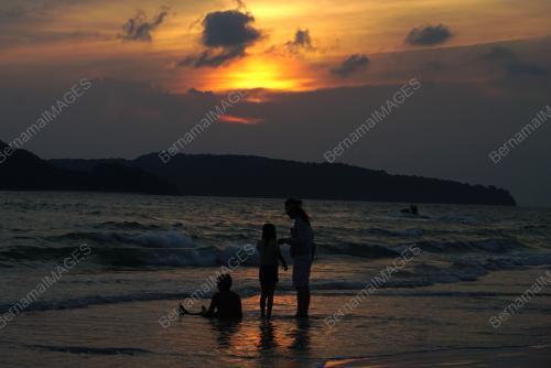 SENJA PANTAI CHENANG