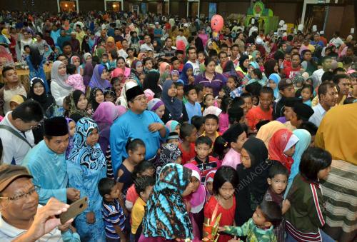 LGK02_06092013_ORANG_RAMAI