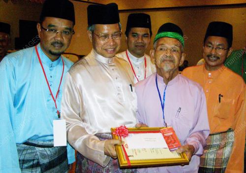 MUSTAPA MOHAMAD