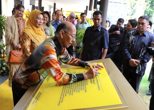 LGK02_27112013_AGONG_PLAK