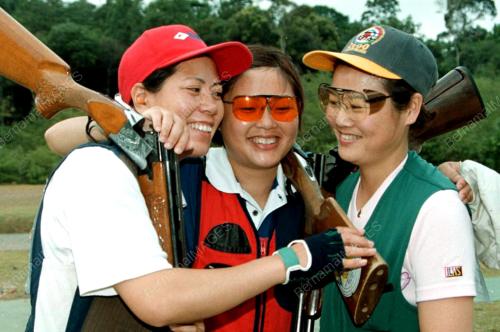 TIGA WANITA CHINA GONDOL EMAS