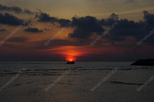 PEMANDANGAN MATAHARI TERBENAM