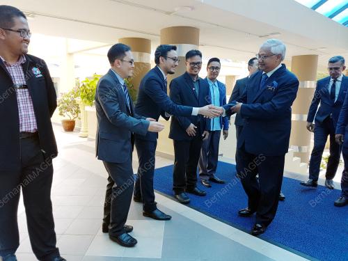 LGK03_04122016_AZIZAN_CEO