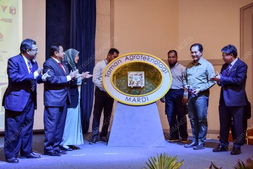 DATUK ZAINAL AZMAN ABU SEMAN