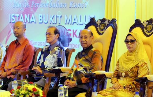 LGK04_27112013_AGONG_ISTANA