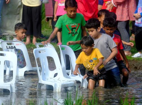 PERMAINAN 'MUSICAL CHAIRS'