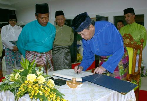 SULTAN SHARAFUDDIN IDRIS SHAH