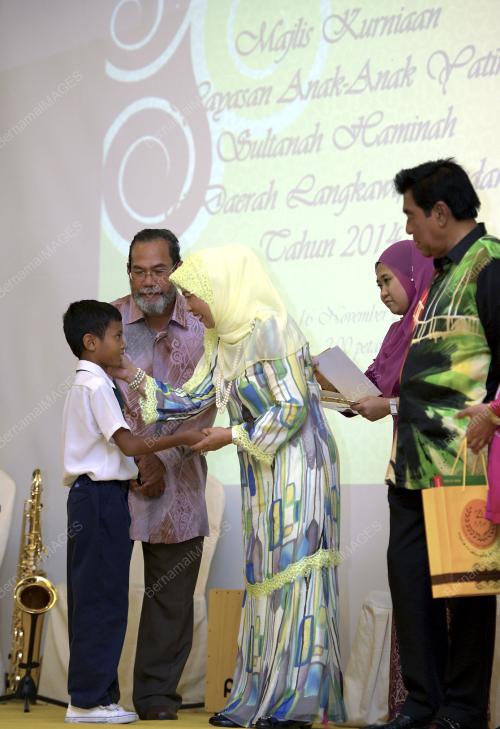 LGK07_16112014_PERMAISURI_AGONG