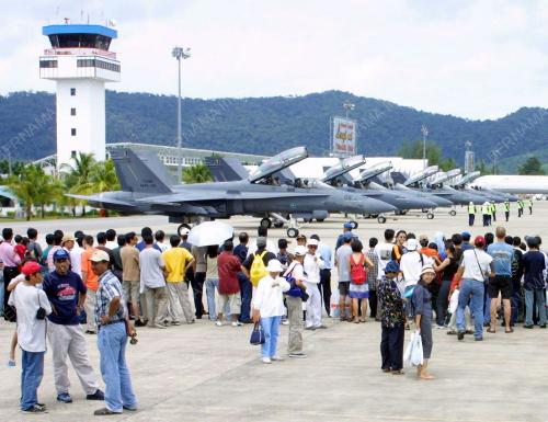 PAMERAN LIMA'01_PESAWAT TUDM_PENONTON