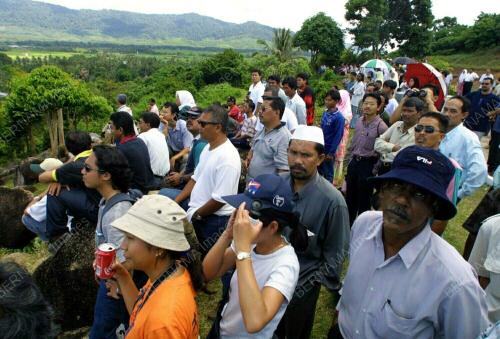 ORANG RAMAI SAKSIKAN PERTUNJUKAN UDARA