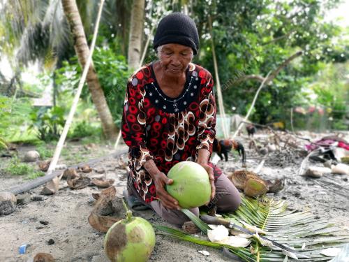 LGK09_16112018_NELAYAN_WANITA_TUA