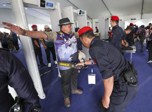PAMERAN MARITIM DAN AEROANGKASA LANGKAWI