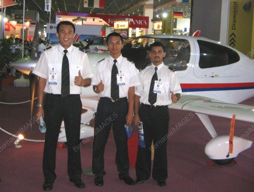 PESAWAT DA42