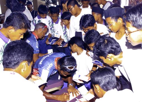 LTdL02-12_02_2001_AUTOGRAPH_12022001