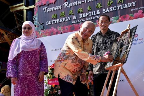TUN MOHD ALI RUSTAM