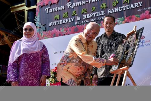 TUN MOHD ALI RUSTAM
