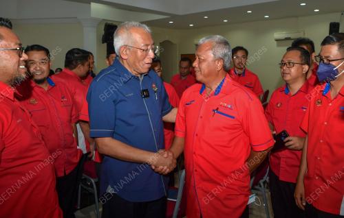 DATUK SERI MAHDZIR KHALID