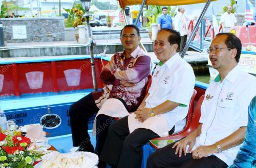 DATUK SERI DOUGLAS UGGAH EMBAS