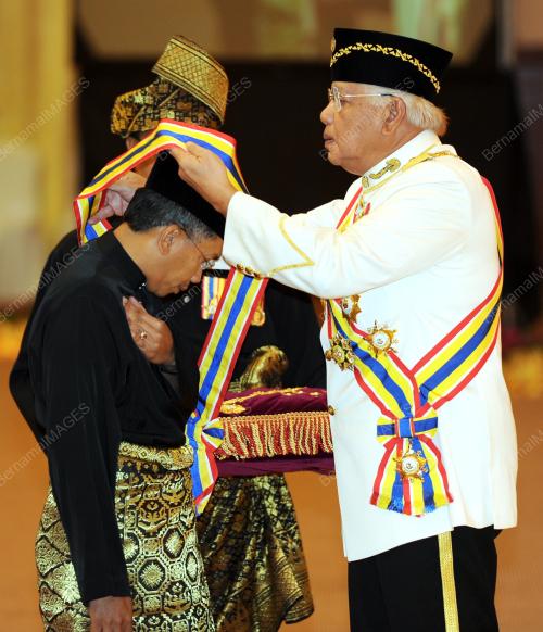 TUN MOHD KHALIL YAAKOB