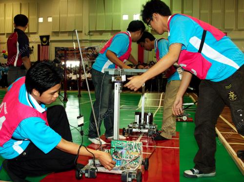 PERTANDINGAN ROBOT 2009