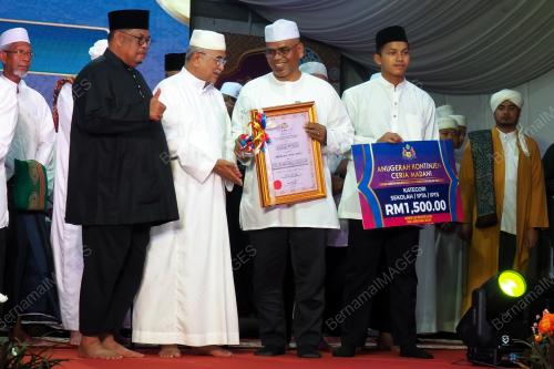 TUN MOHD ALI RUSTAM