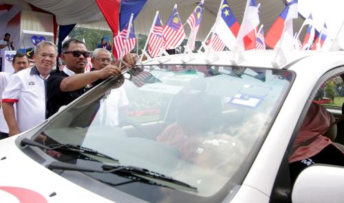 MK01_15082016_KIBAR_BENDERA