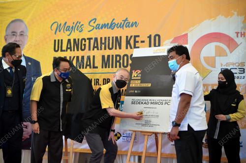DATUK SERI IR DR WEE KA SIONG
