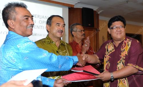 MK01_26012012_MOU_MALACCA_BUS