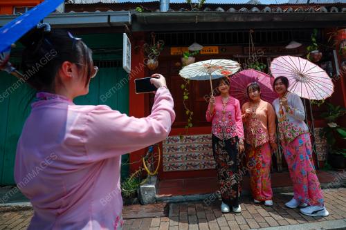 KEBAYA NYONYA