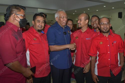 DATUK SERI MAHDZIR KHALID